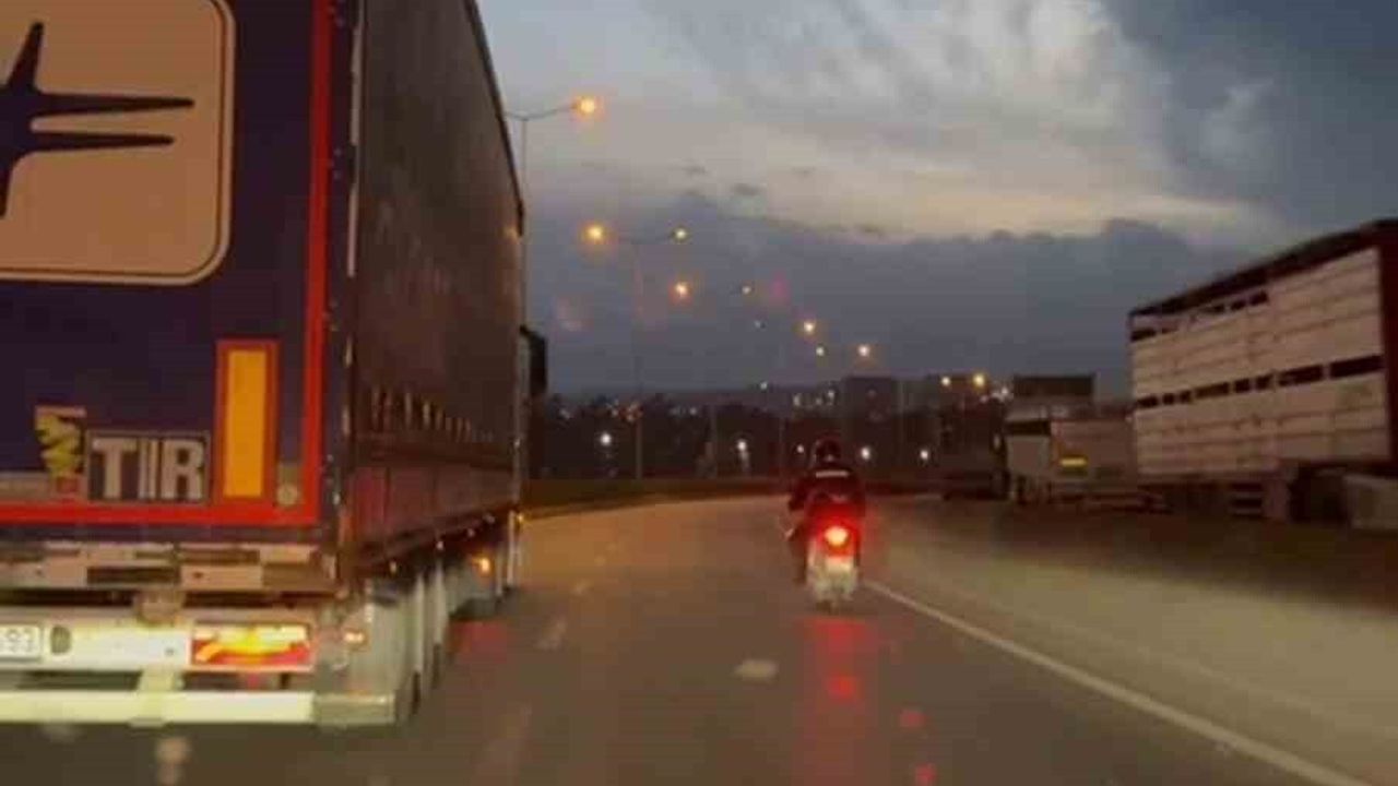 Hatay'da fırtınada tır, motosikletliye rüzgar kıran oldu