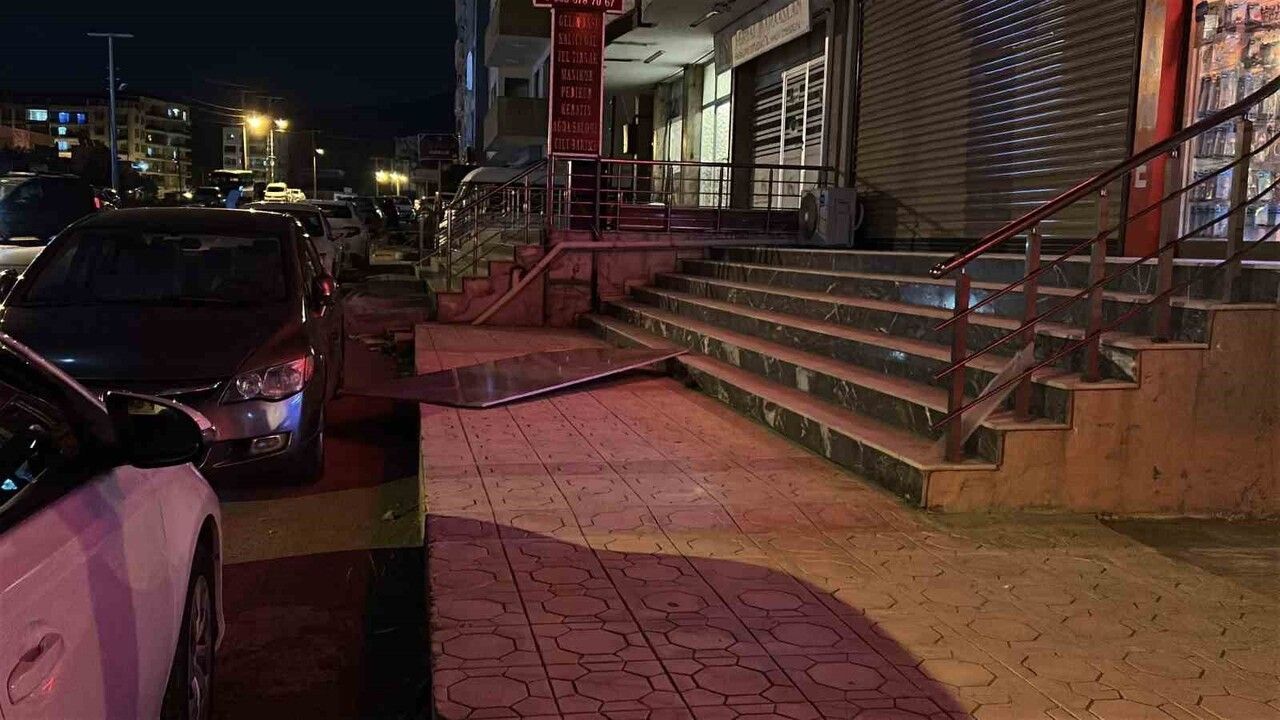 Hatay’da gece etkili fırtına: Arsuz ve İskenderun’da araç ve altyapı hasarları