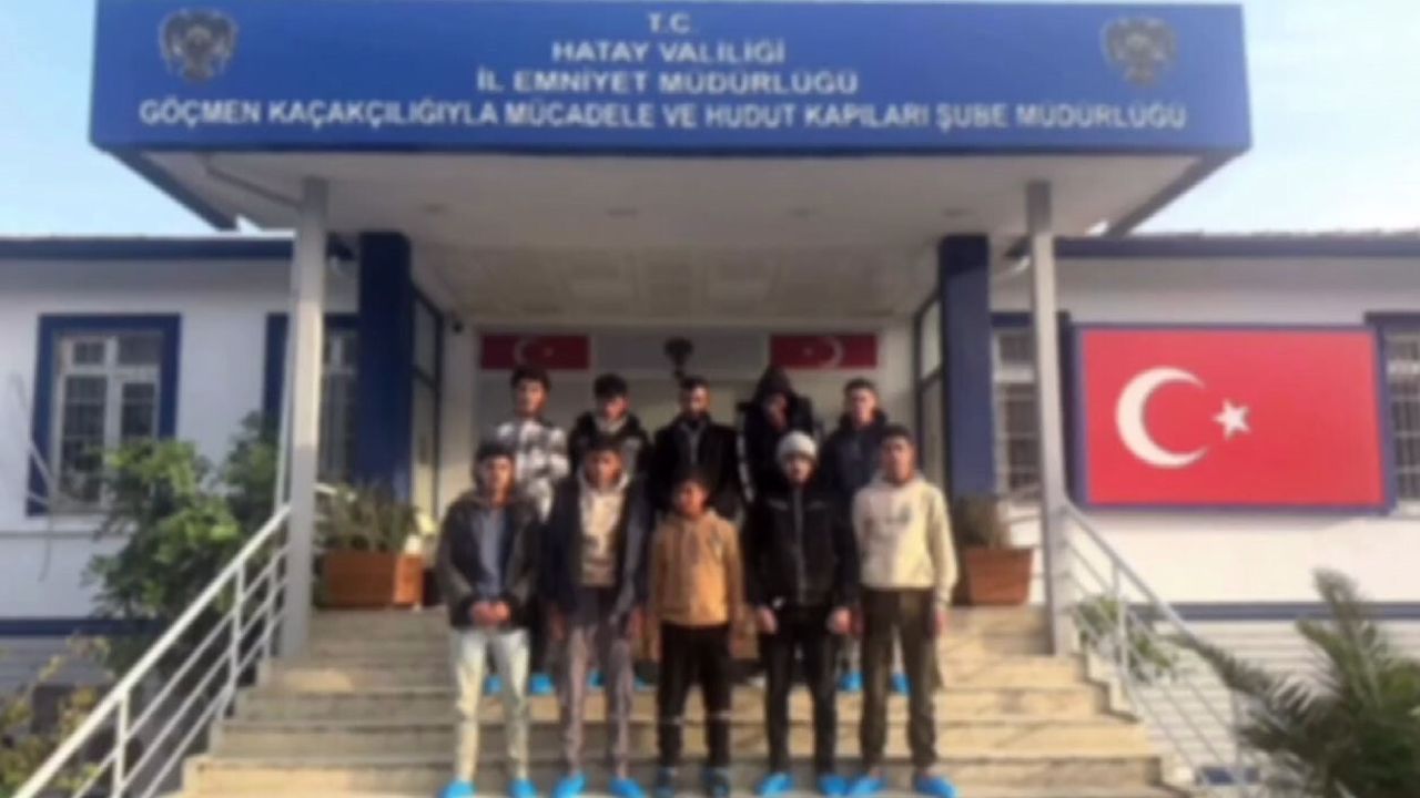 Hatay'da kamyonet kasasında battaniyeye sığınan 10 kaçak göçmen yakalandı, 1 organizatör tutuklandı