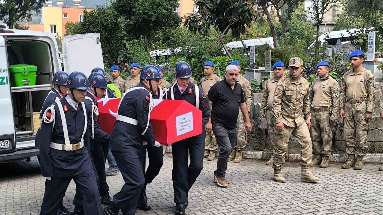 Hatay’da kansere yenik düşen Jandarma Uzman Çavuş Mehmet Can memleketinde uğurlandı