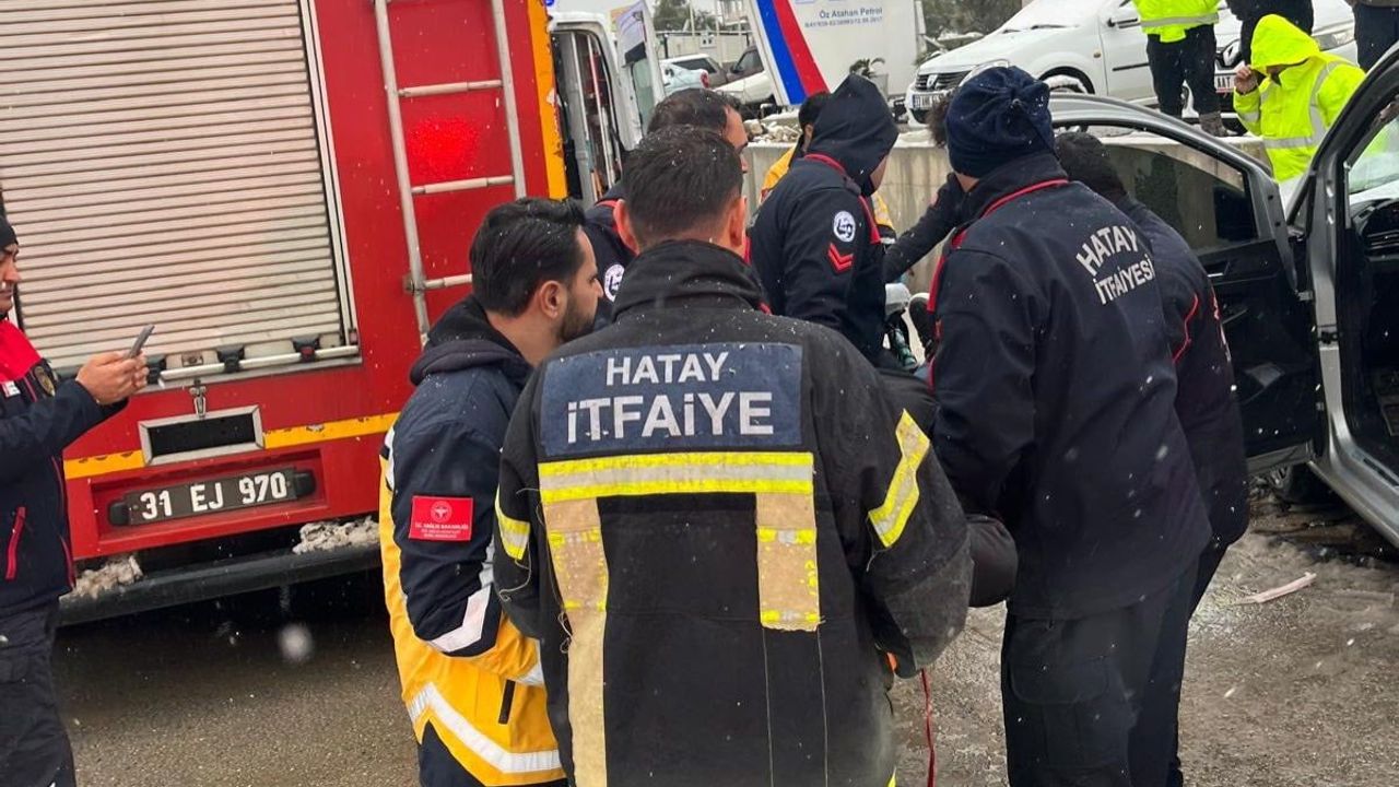 Hatay'da karlı zeminde hafif ticari araç duvara çarptı; sürücü yaralandı