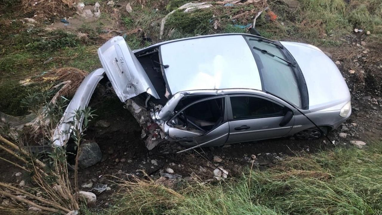 Hatay'da köprüden düşen otomobilin sürücüsü yaralandı