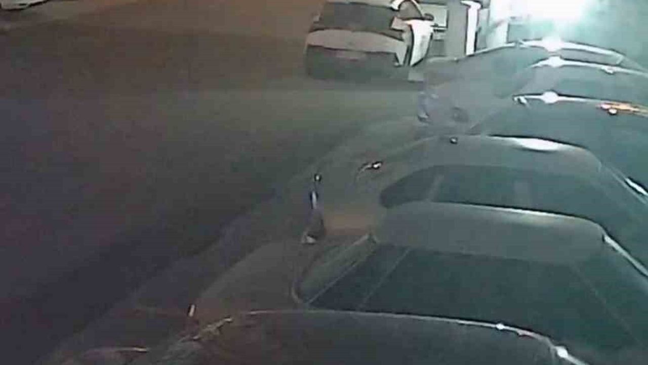 Hatay'da kuvvetli fırtına çöp konteynerini iki otomobilin arasına sürükledi