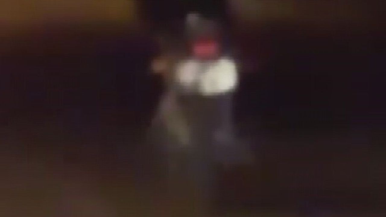 Hatay'da motosiklet üzerinde yatarak trafiği tehlikeye atan sürücüye 21 bin TL ceza