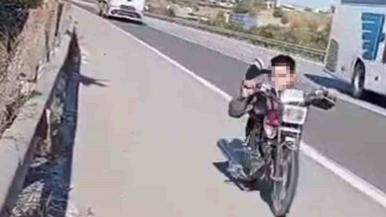 Hatay'da otobanda motosikletin üzerine yatarak video çeken sürücüye 63 bin 326 TL ceza