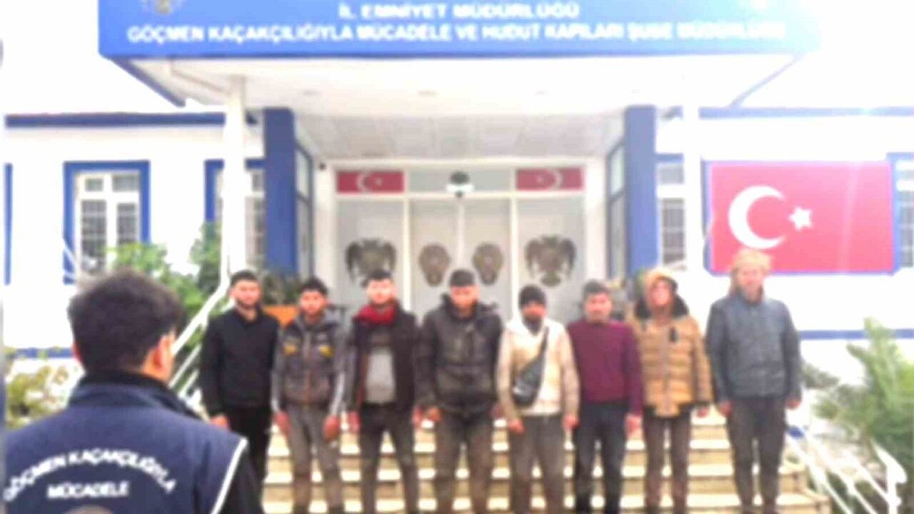Hatay'da otomobilde 8 kaçak göçmen yakalandı; organizatör tutuklandı