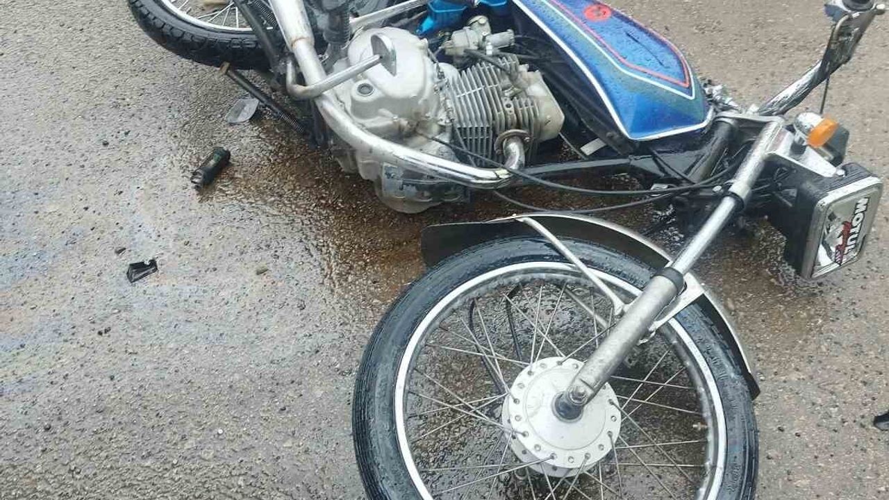 Hatay'da otomobille çarpışan motosiklet sürücüsü kask sayesinde ağır yaralanmaktan kurtuldu