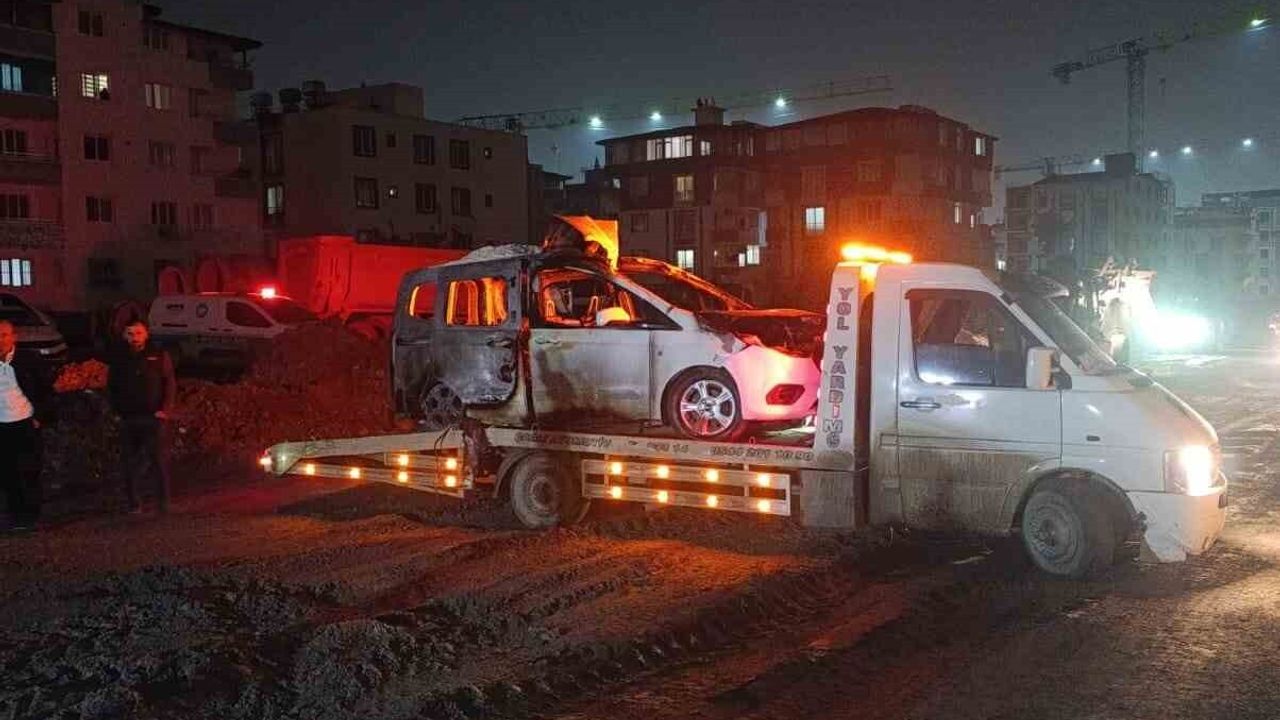 Hatay'da şantiye çalışmasında hasar gören doğalgaz borusu araç yangınına yol açtı