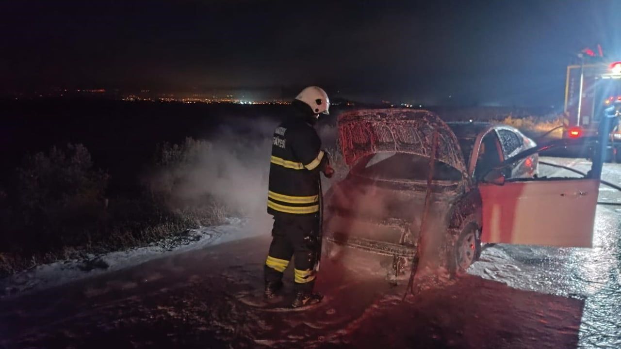 Hatay'da seyir halindeki otomobil motor yangını sonucu kullanılamaz hale geldi