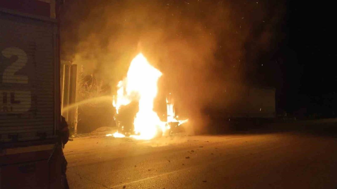 Hatay'da seyir halindeki tır alev alarak kullanılamaz hale geldi