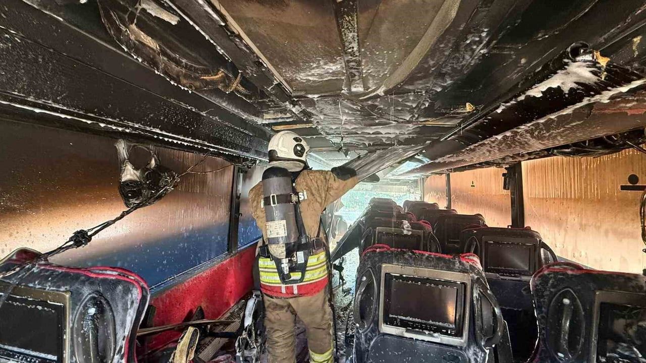 Hatay'da tamir atölyesinde park halindeki yolcu otobüsü yandı