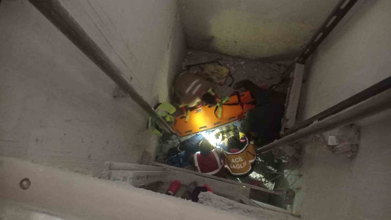 Hatay'da TOKİ inşaatında asansör boşluğuna düşen işçi yaralandı