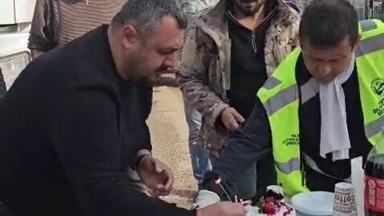 Hatay'da vatandaşlardan gece gündüz çalışan belediye personeline pasta sürprizi