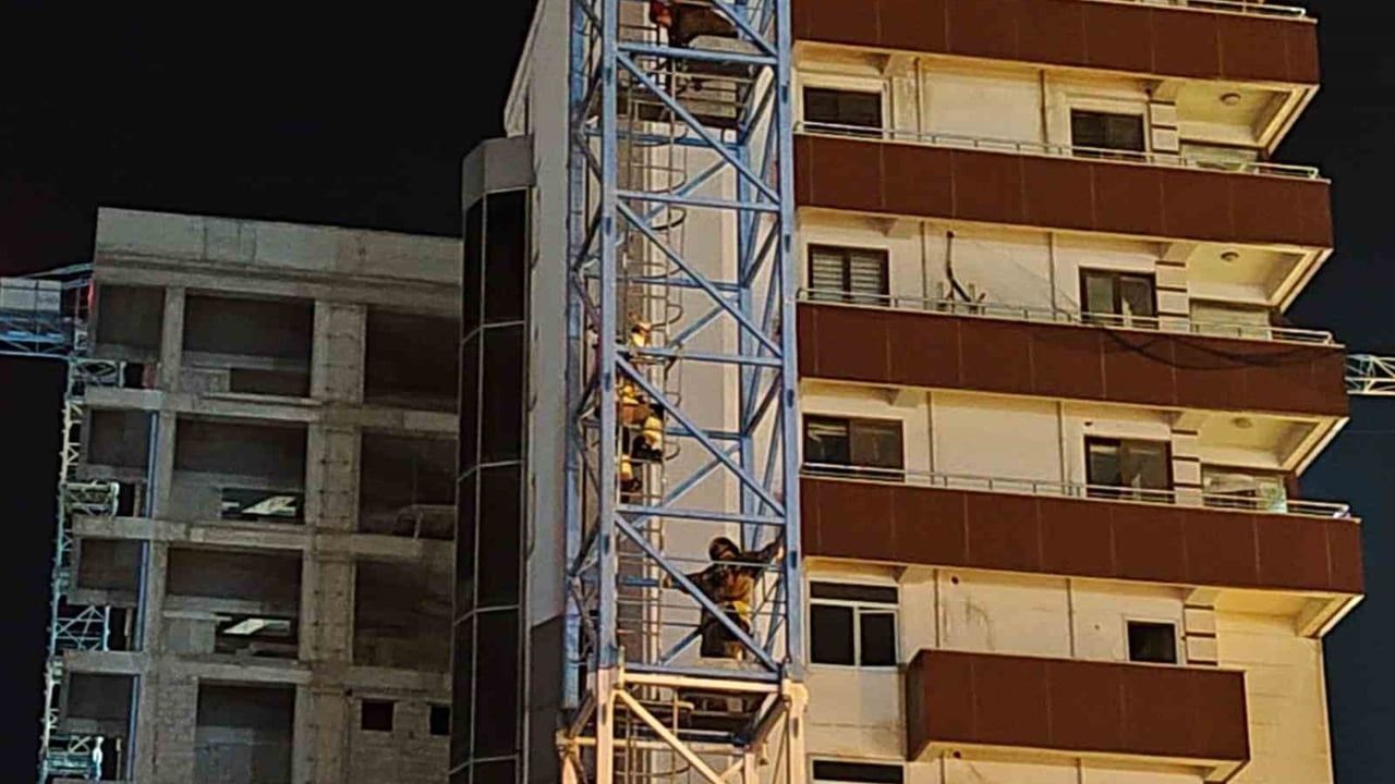 Hatay’da vinçe çıkan kişi itfaiyenin ikna çabasıyla intihardan vazgeçirildi