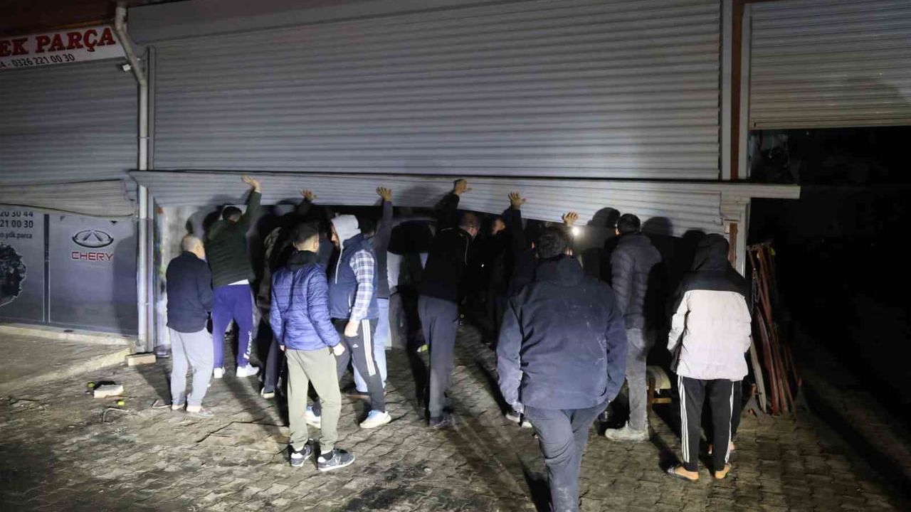 Hatay'da Yeni Sanayi Sitesi'nde yangın: 9 iş yeri ve 1 araç zarar gördü