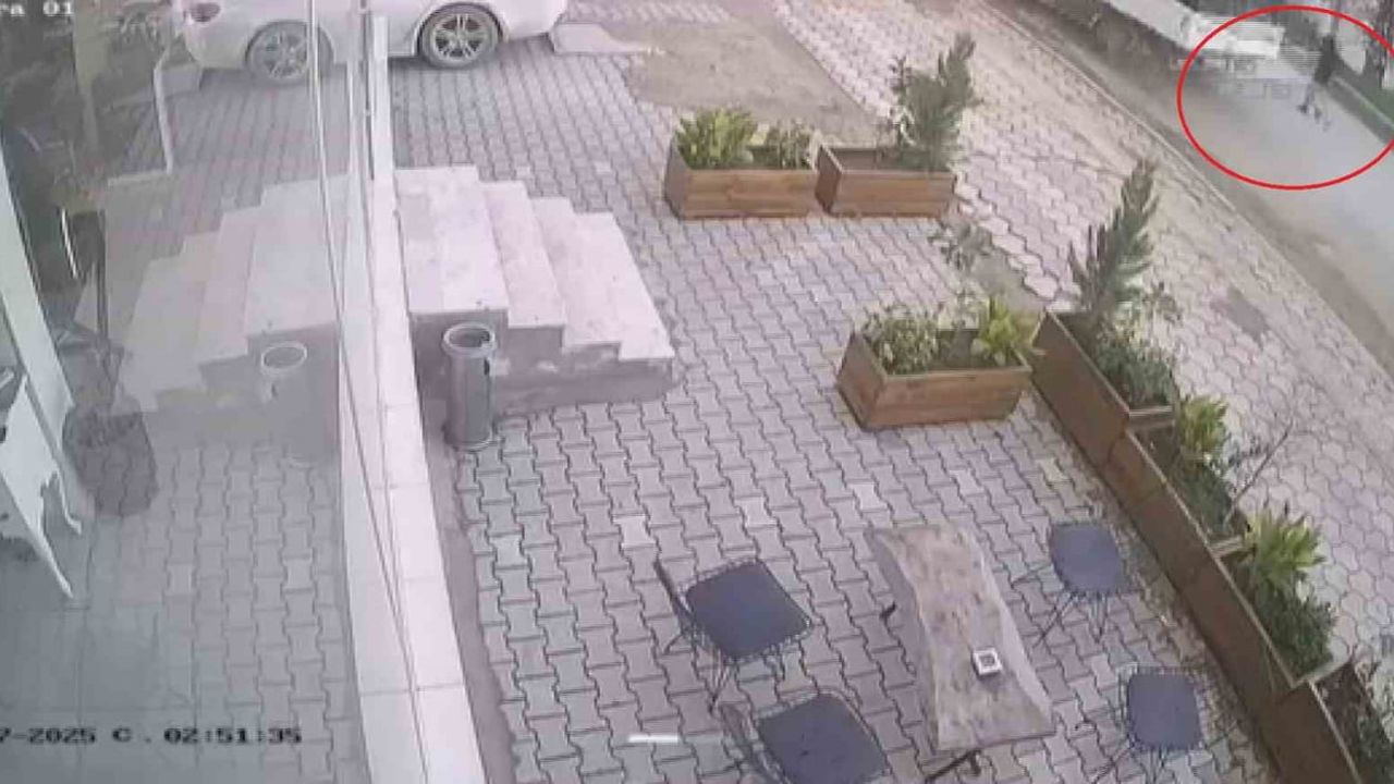 Hatay'da yolun karşısına koşan çocuk ters yönden gelen aracın çarpmasından saniyelerle kurtuldu