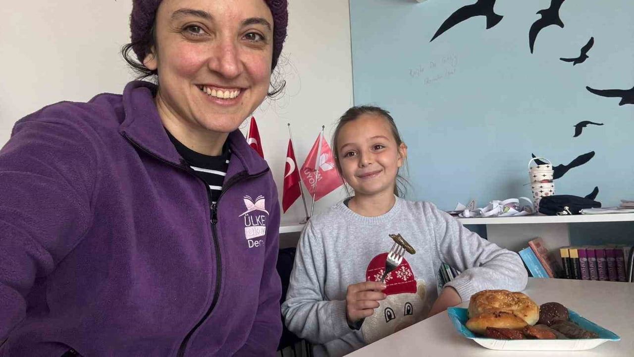 Hatay'daki depremzede öğrencilere Türkiye'den gönderilen yılbaşı ikramları dağıtıldı