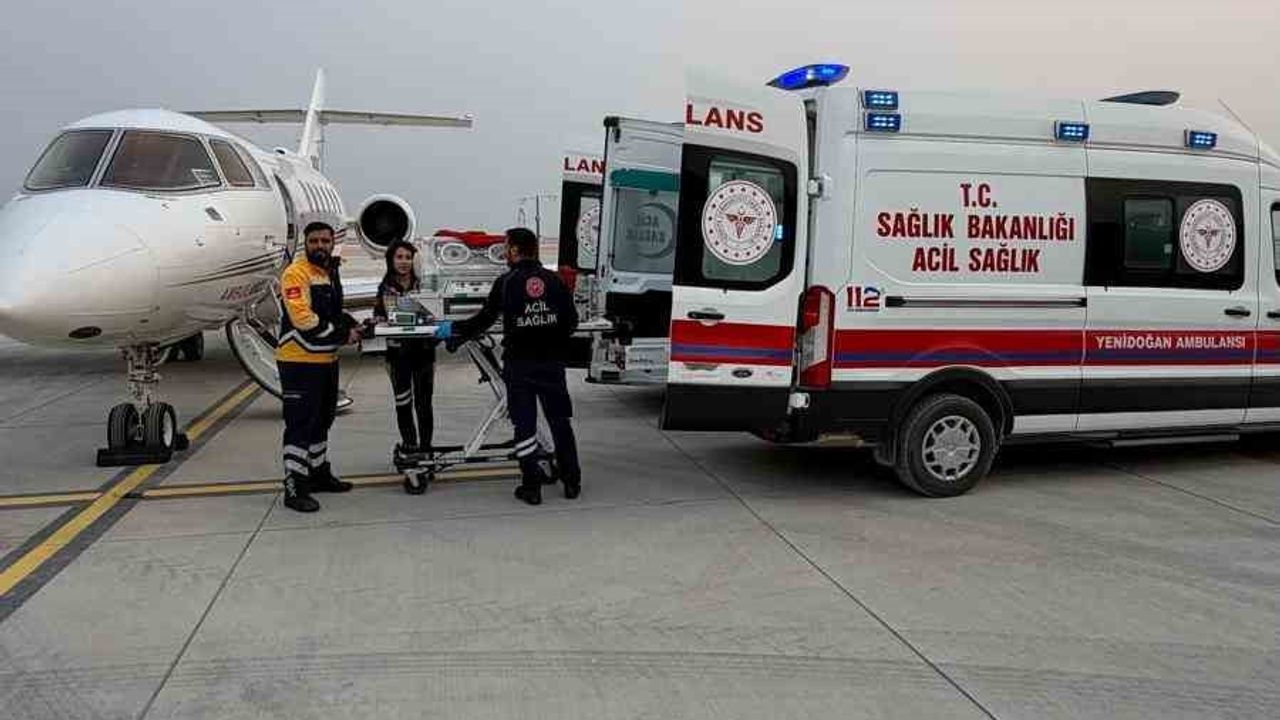 Hatay’dan İstanbul’a hava ambulansıyla sevk edilen 6 günlük bebek, ileri tetkik için nakledildi