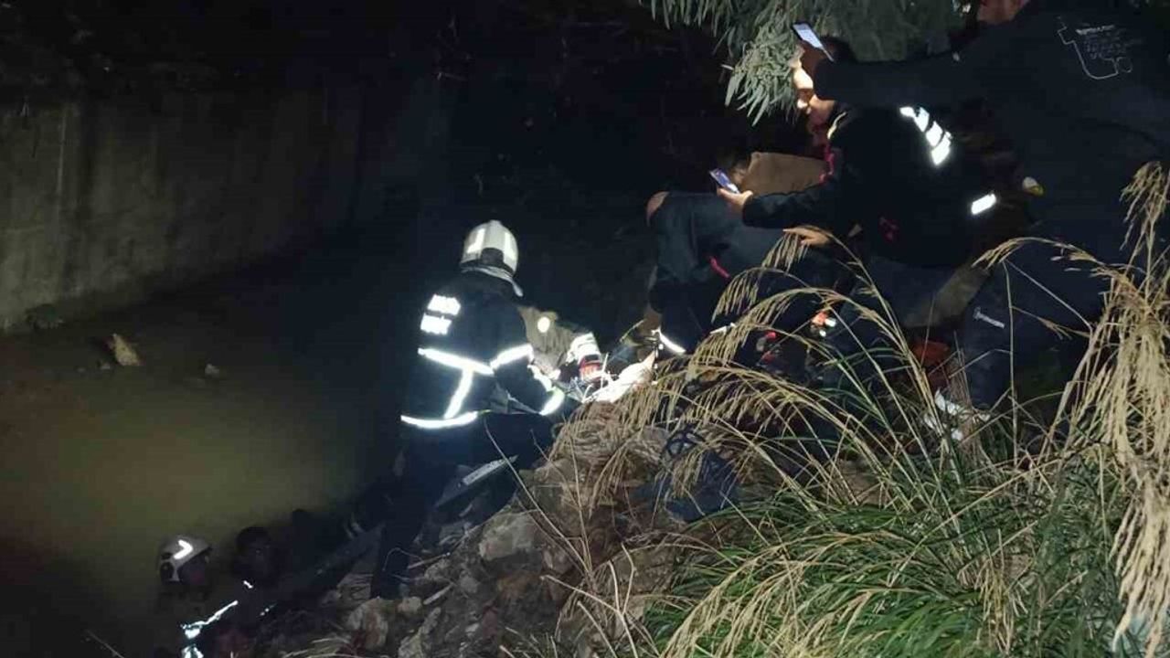 Hatay Defne'de su kanalına düşen kişi itfaiye tarafından kurtarıldı