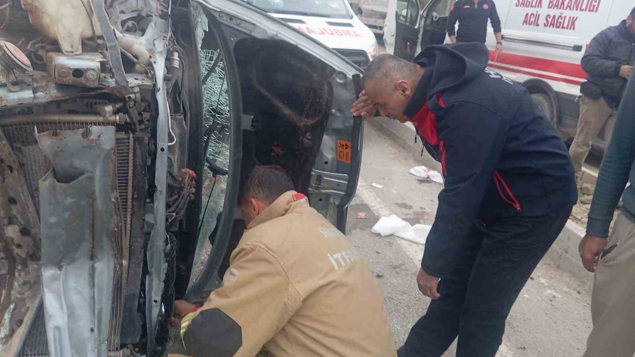 Hatay Defne'de takla atan otomobilde 5 kişi yaralandı