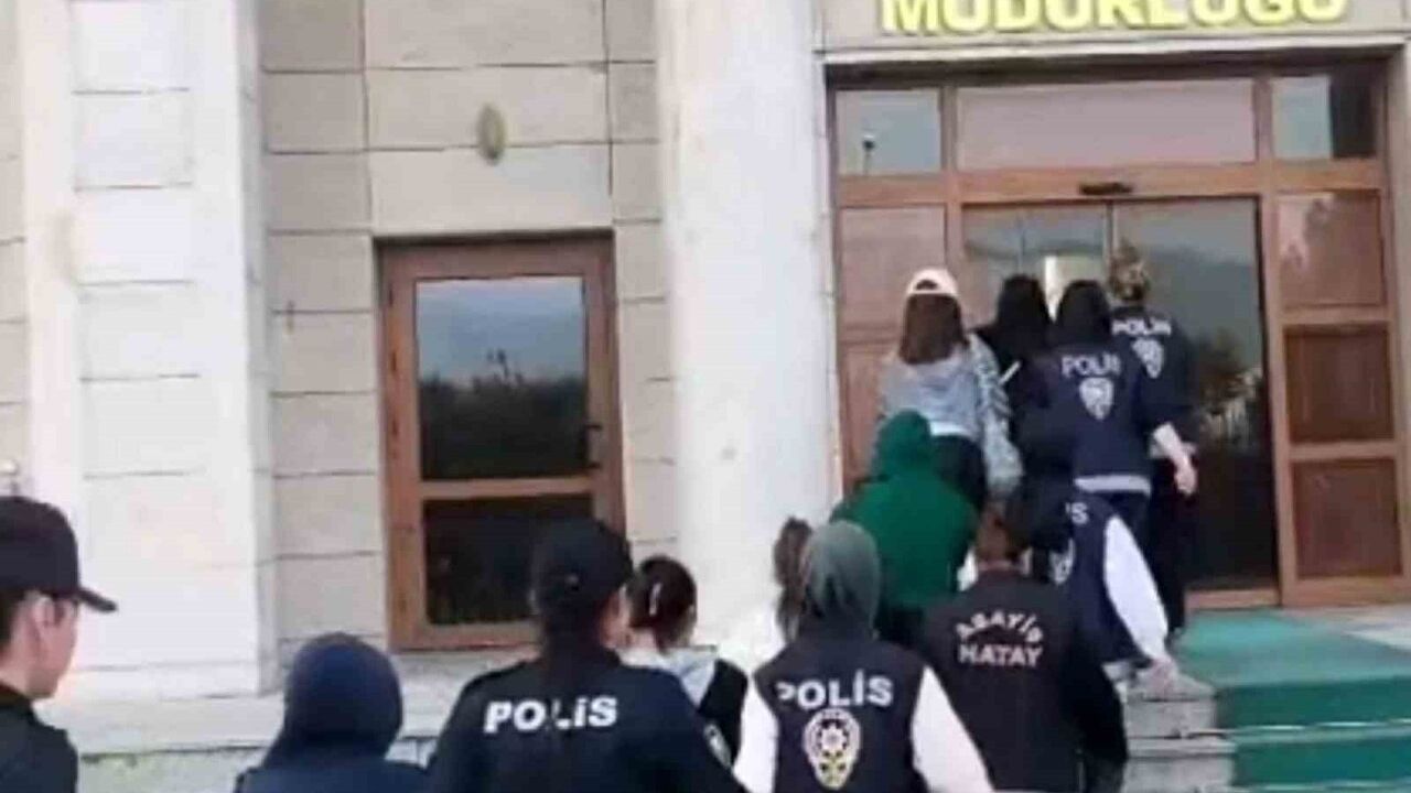Hatay Dörtyol'da masaj salonunda fuhuş operasyonu: 9 kadın gizli bölmede yakalandı