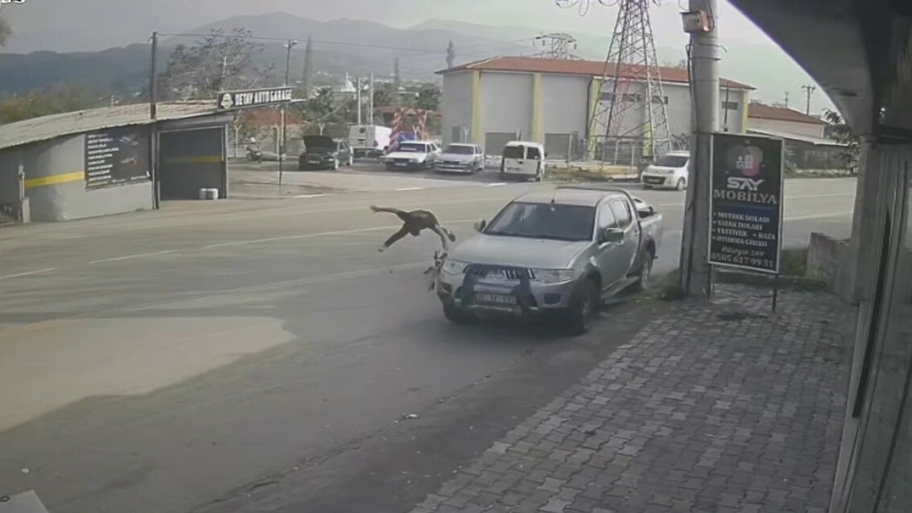 Hatay Dörtyol'da motosiklet karşı şeride geçip ciple çarpıştı, sürücü metrelerce savruldu