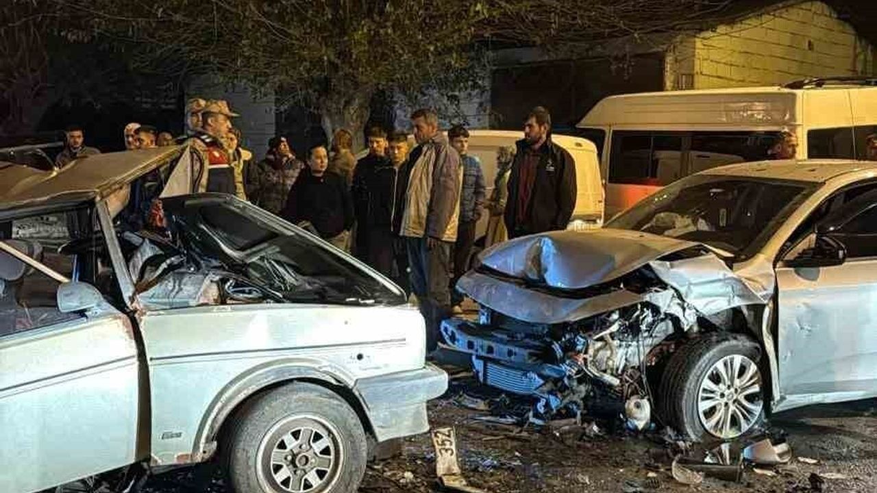 Hatay Dörtyol'da TOFAŞ'ın hurdaya döndüğü kazada 2 kişi yaralandı