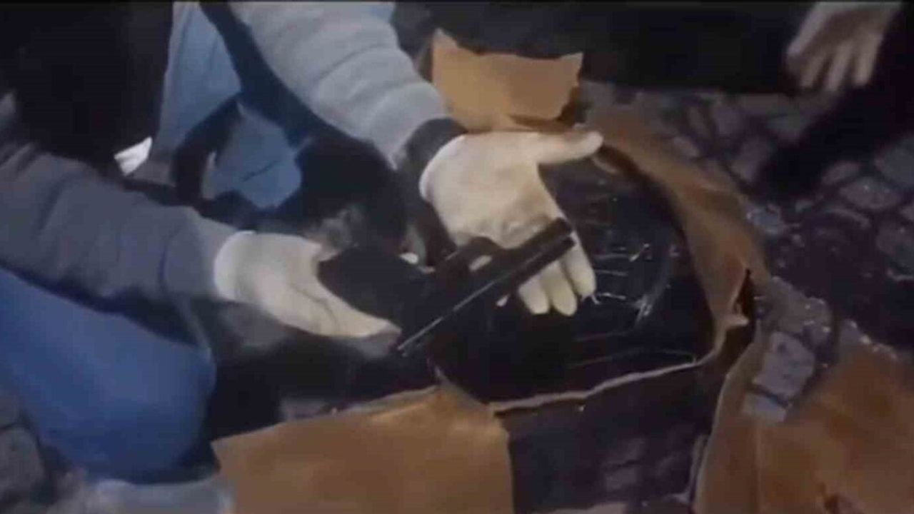 Hatay Erzin'de araç bagajında 90 ruhsatsız tabanca ve 3 bin 960 silah parçası ele geçirildi