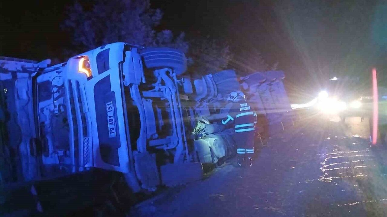Hatay Hassa'da devrilen tırın sürücüsü yaralandı