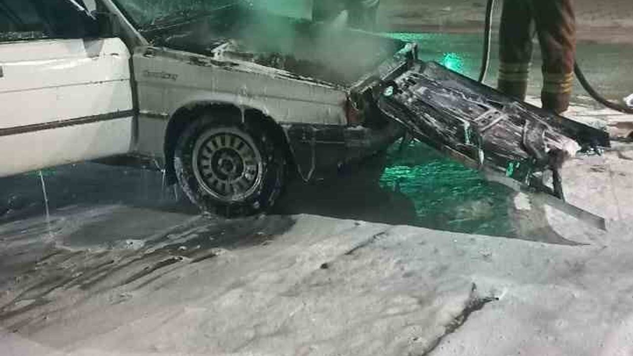 Hatay'ın Erzin ilçesinde seyir halindeki otomobil motorunda yangın çıktı, araç kullanılamaz hale geldi