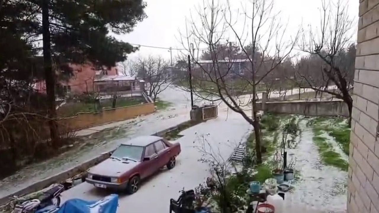 Hatay'ın kuzeyinde dolu yağışı: Belen, Arsuz ve İskenderun beyaza büründü