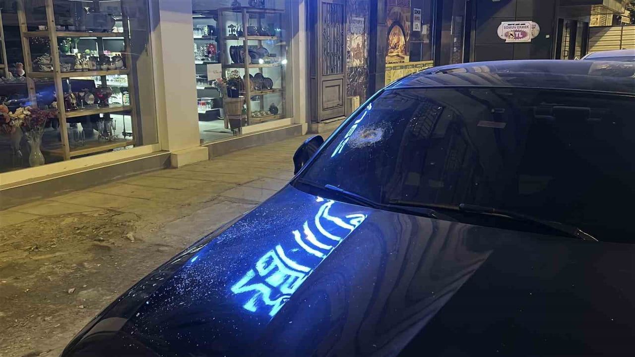 Hatay İskenderun'da 6 araç ve 4 iş yerinin camları taşla kırıldı