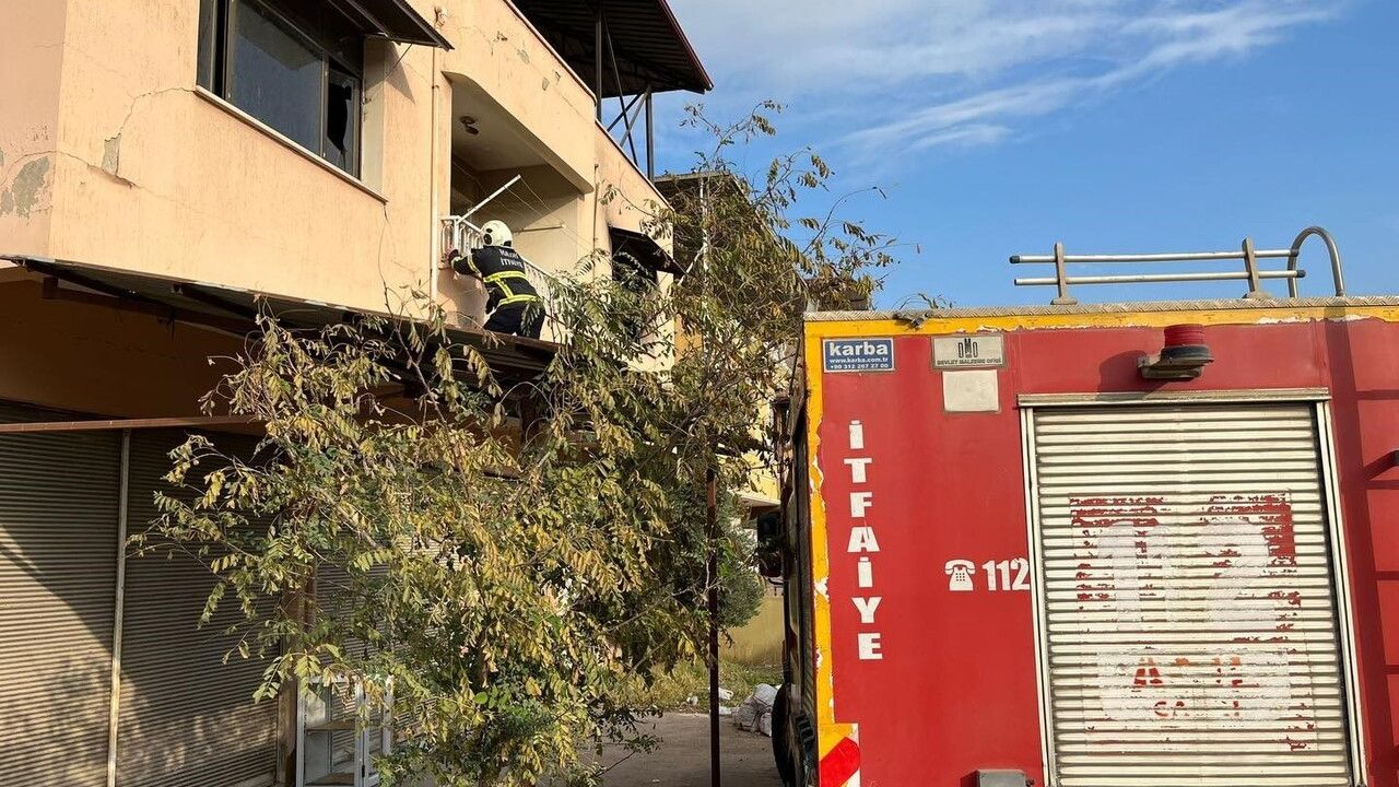 Hatay Kırıkhan'da Çatıda Mahsur Kalan Kedi İtfaiye Tarafından Kurtarıldı