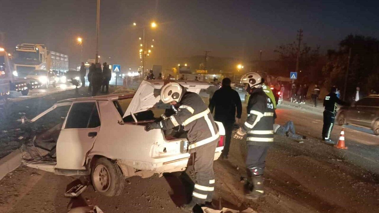 Hatay Kırıkhan'da tırla çarpışan Tofaş ikiye bölündü: Sürücü yaralandı