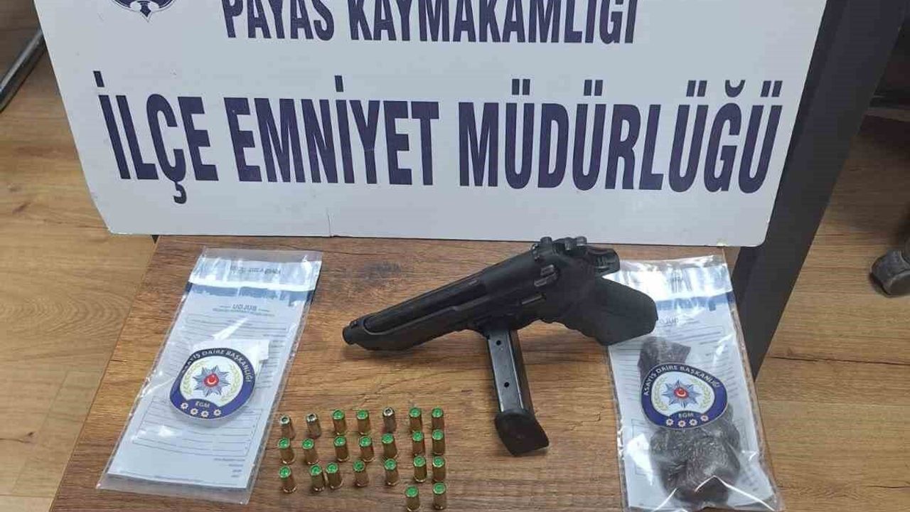 Hatay Payas'ta operasyon: Araçta ruhsatsız silah, mermi ve 11,9 gram uyuşturucu ele geçirildi