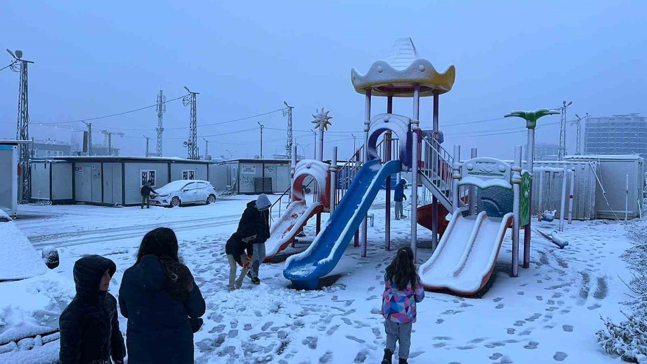 Hatay’ta kar yağışı: Antakya ve Defne ilçelerinde eğitime 1 gün ara