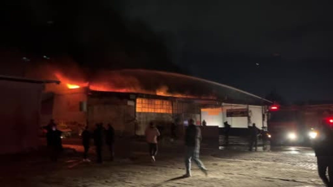 Hatay Yeni Sanayi Sitesi'nde yangın: 4 tamir atölyesi alevlere teslim oldu