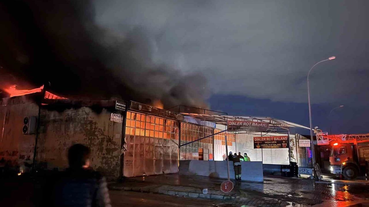 Hatay Yeni Sanayi Sitesi'nde yangın: Esnaf araçları kurtarmak için zamana karşı mücadele etti