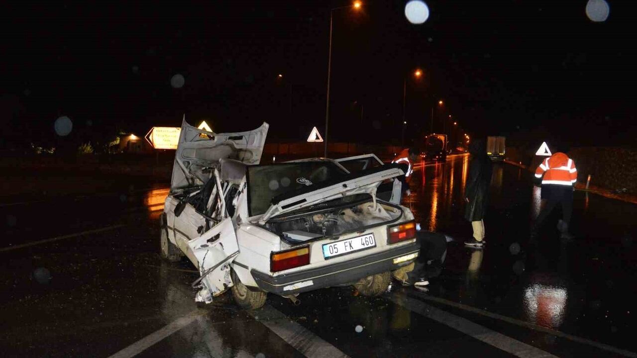 Havza Mapa Kavşağı'nda otomobil tıra çarptı: 4 kişi yaralandı