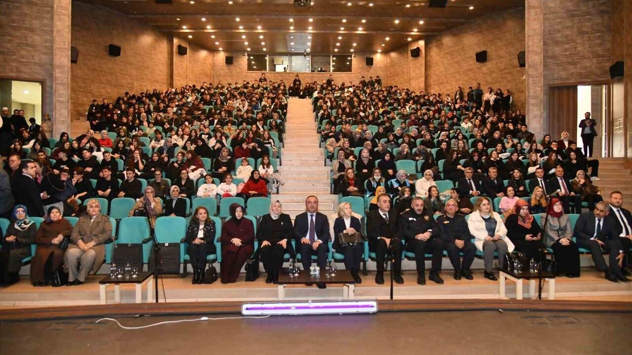 Hayata Köprü Sanat kapsamında Altın Çağ tiyatro gösterisi sahnelendi