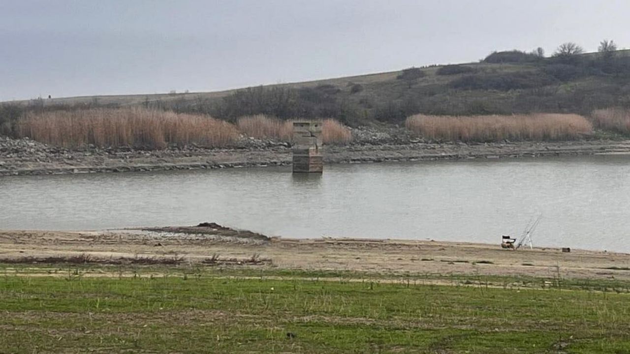 Hayrabolu Göleti'nde su çekilmesi geniş taban çatlaklarına yol açtı