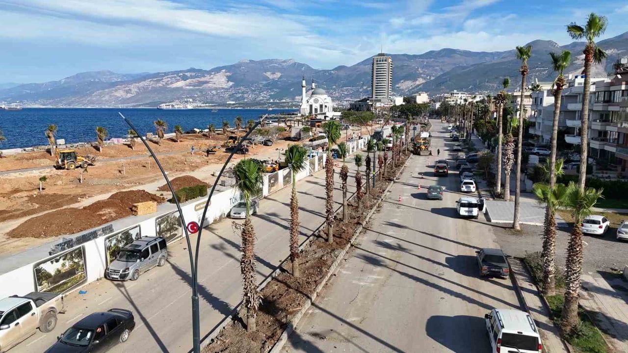 HBB, İskenderun sahilinde 2 km’lik refüjde yeşillendirme ve 90 palmiye dikimi başlattı