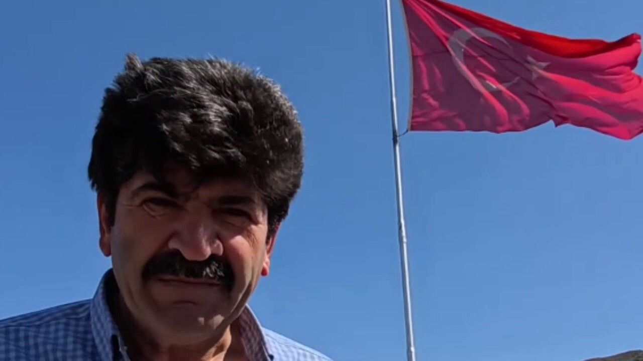 Her tepeye Türk bayrağı diken 'Bayrak Adam' Feyzullah Coşkun