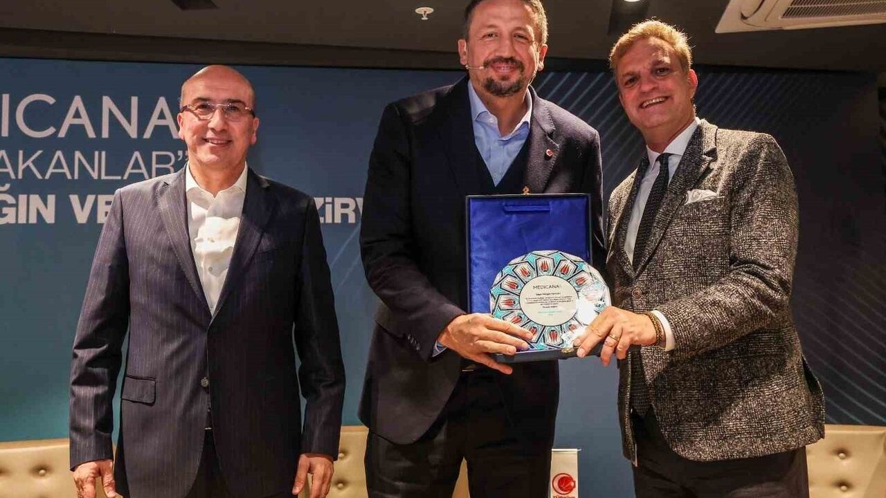 Hidayet Türkoğlu 'Sağlığın ve Sporun Zirvesi'nde liderlik, sağlık ve altyapı vizyonunu paylaştı