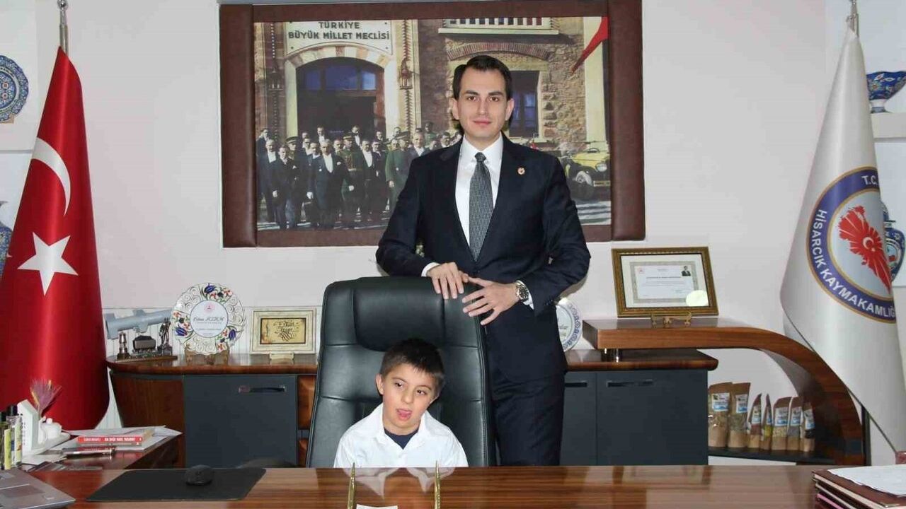 Hisarcık Kaymakamı Erkan Atam, özel eğitim öğrencilerini makamında ağırladı