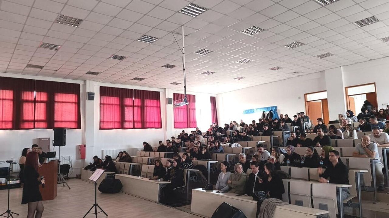 Hisarcık MYO’da Güz Yarıyılı Sonu Motivasyon Etkinliğinde Müzik Konseri Düzenlendi