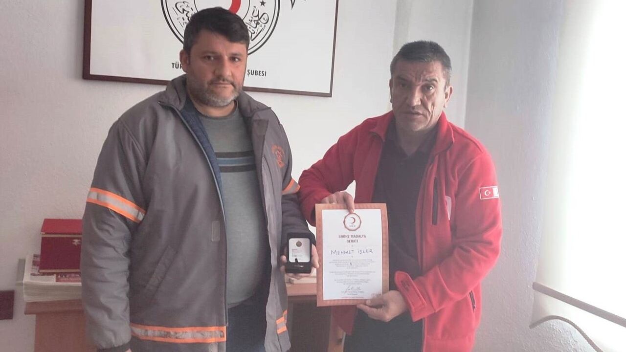 Hisarcık’ta 10. kez kan bağışlayan Mehmet İşler’e bronz madalya verildi