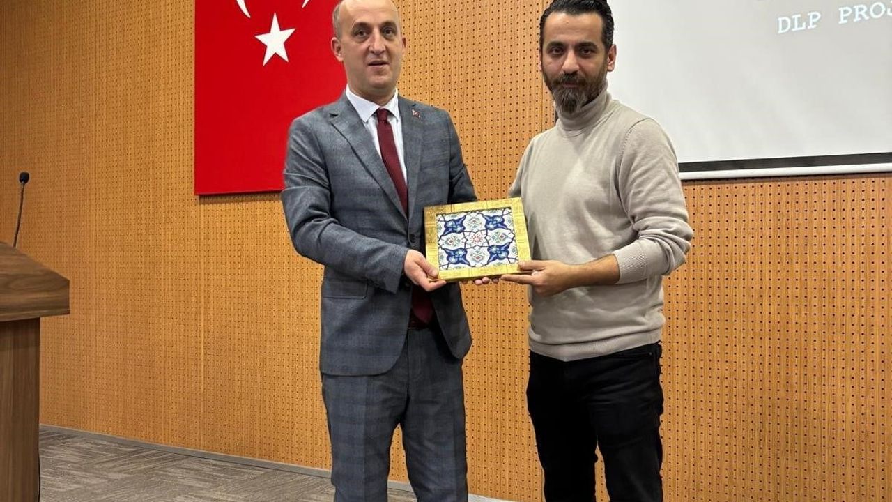 Hisarcık'ta 8. sınıf ve ortaöğretim öğrencilerine 'Sosyal Medya Bağımlılığı' konferansı