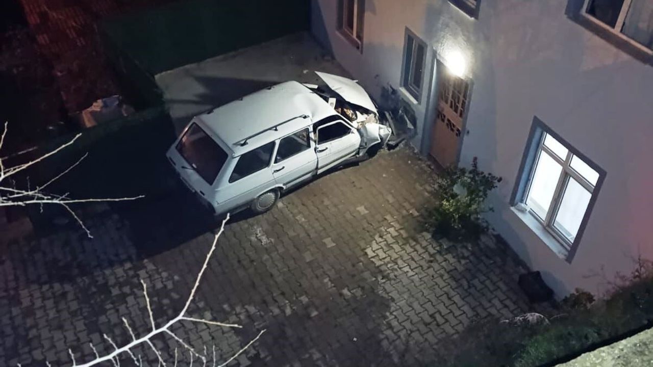 Hisarcık’ta kontrolden çıkan otomobil evin duvarına çarptı — 1 ölü, 1 yaralı