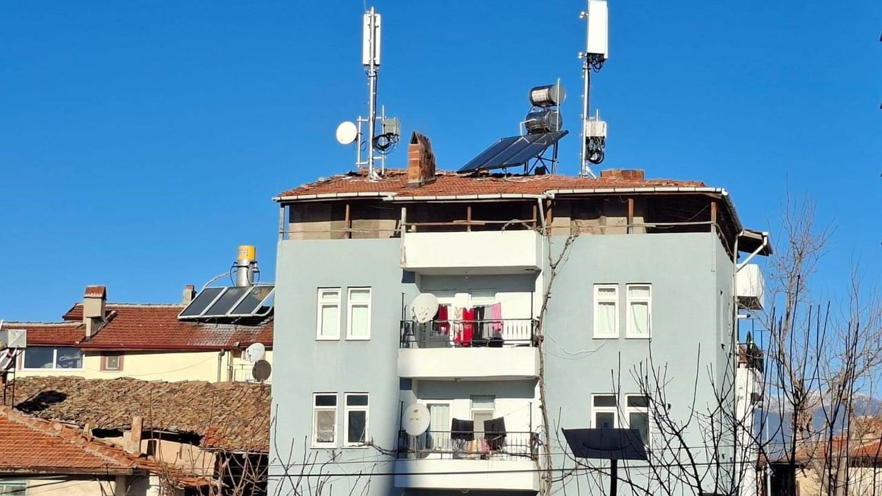 Hisarcık’ta Şehitler Mahallesi sakinleri çatısına kurulan baz istasyonuna tepki